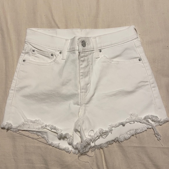 White Levi’s Shorts